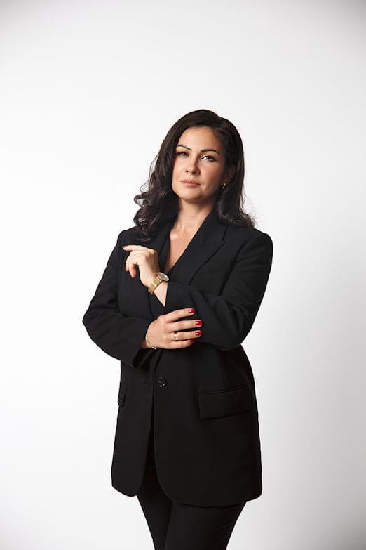 Adwokat Magdalena Hryniewiecka w poważnej pozie