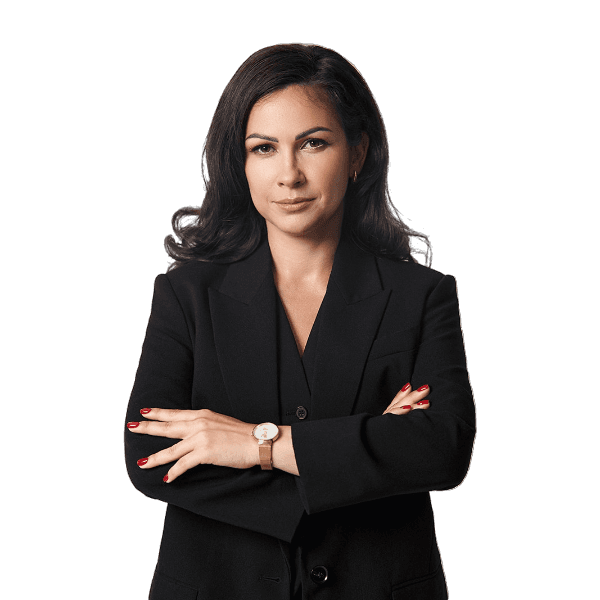 Adwokat Magdalena Hryniewiecka z założonymi rękami i poważnym wyrazem twarzy