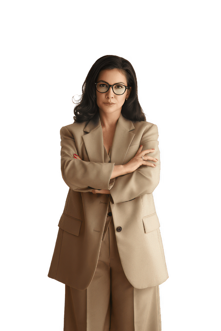 Adwokat Magdalena Hryniewiecka w eleganckiej marynarce z założonymi rękami